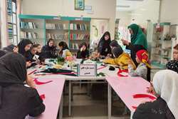 اعضای مرکز ۴ کانون اردبیل دست‌سازه‌های حسینی را برای اهدا به زائران اربعین آماده کردند