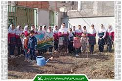 اعضای مرکز شماره دو کانون پارس‌آباد با یاد شهدا نهال کاشتند