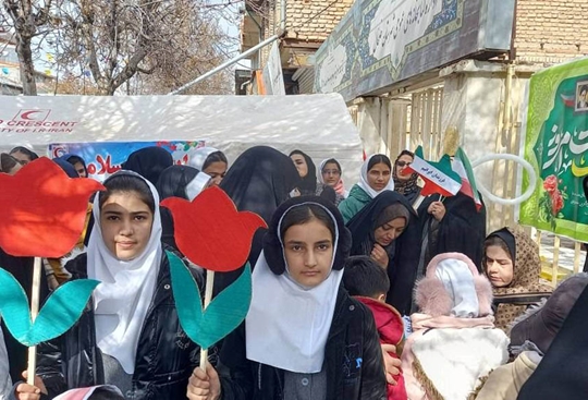 فضای پرنشاط غرفه فرهنگی مراکز کانون استان اردبیل در راهپیمایی 22 بهمن