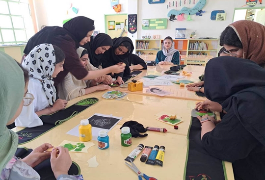 دست‌سازه‌های حسینی اعضای کانون استان اردبیل برای اهدا به کودکان زائر اربعین